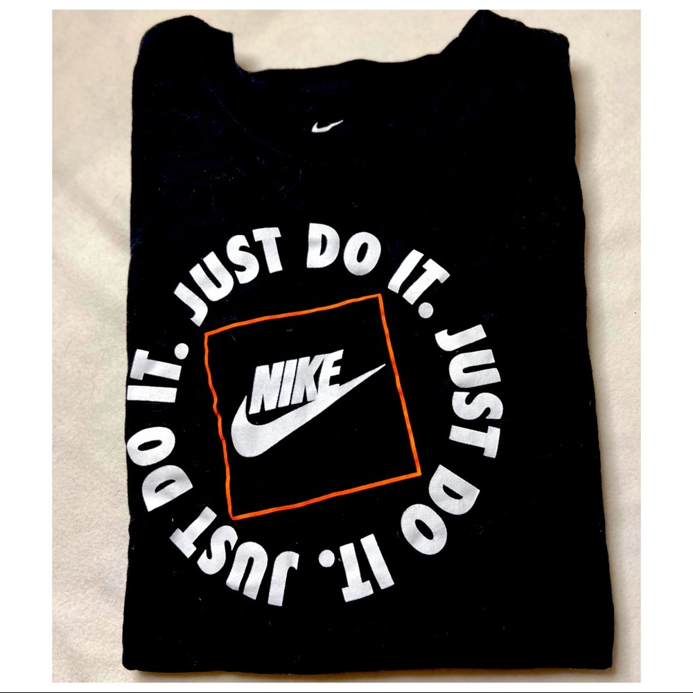 NIKE short sleeve T-shirt- Size XL. Great condition.